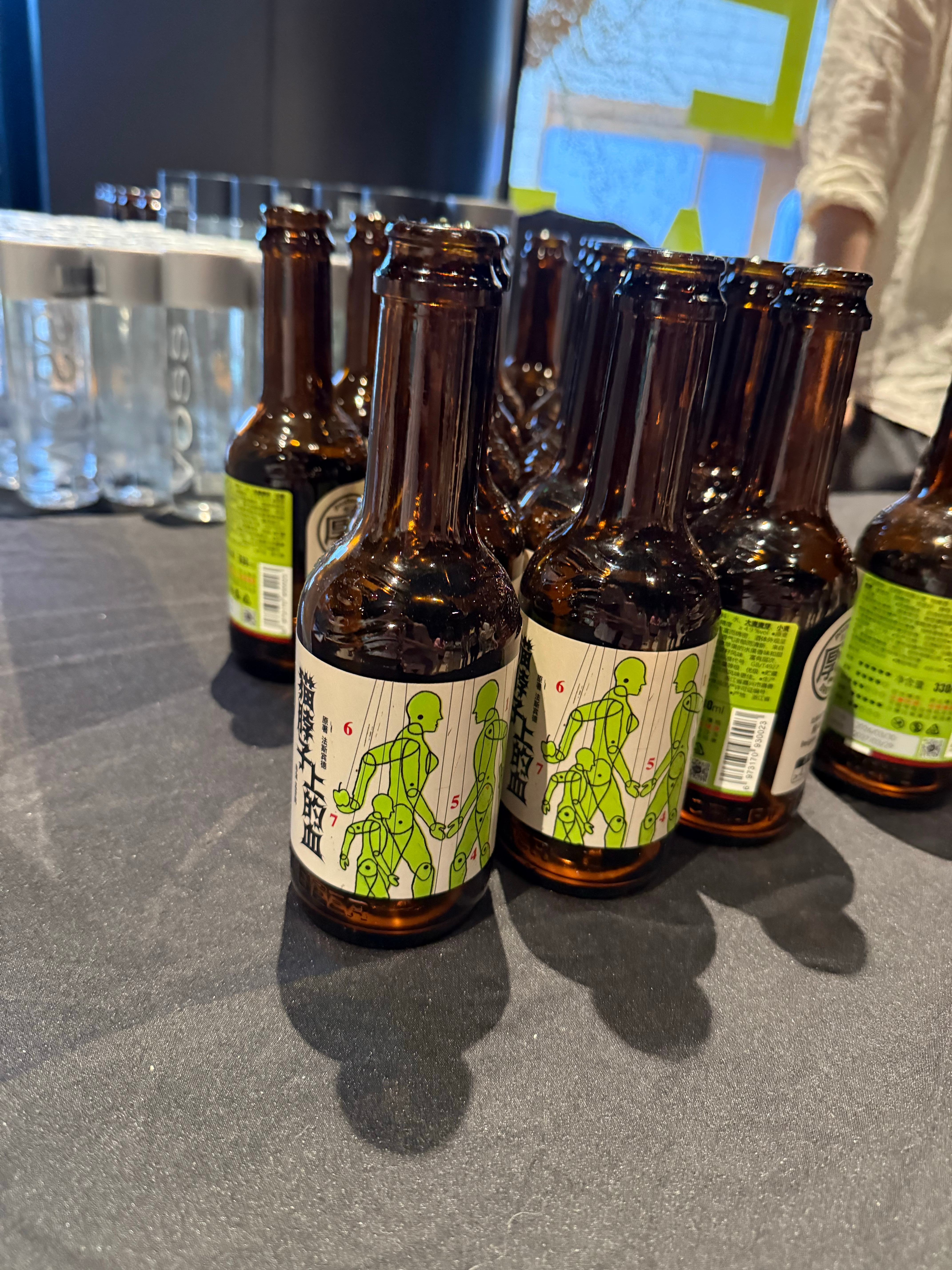 猛喝了两杯酒进场继续看话剧！为了让自己融入剧情，第一次喝酒喝这么快…… 