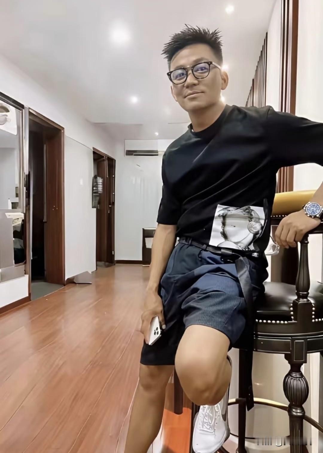 王宝强自从离开马蓉整个人都变了，整个人变得帅气干练又自信，离开不好的人整个人的运