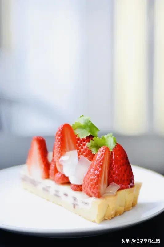 晒出我的今日美食今日的餐桌是春日的调色盘，晨光里的牛油果吐司抹着蜂蜜，咬下去是青