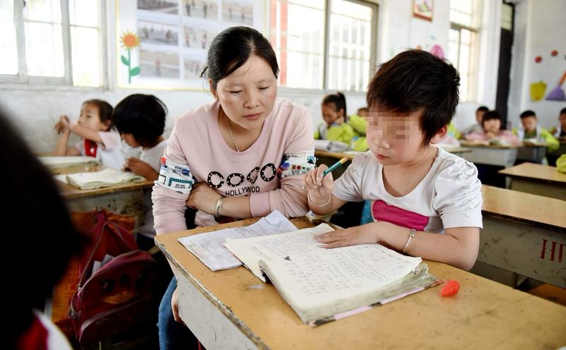 云南昭通一位老师带娃藏讲桌下上课的事儿，真的太催泪了。在那间教室里，老师在讲台上