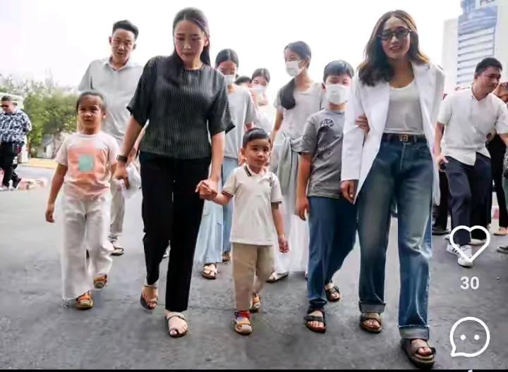 日前，他信的三个子女齐上阵，组团看望狱中的他信，尽管距离他信保释的日期已经近在咫