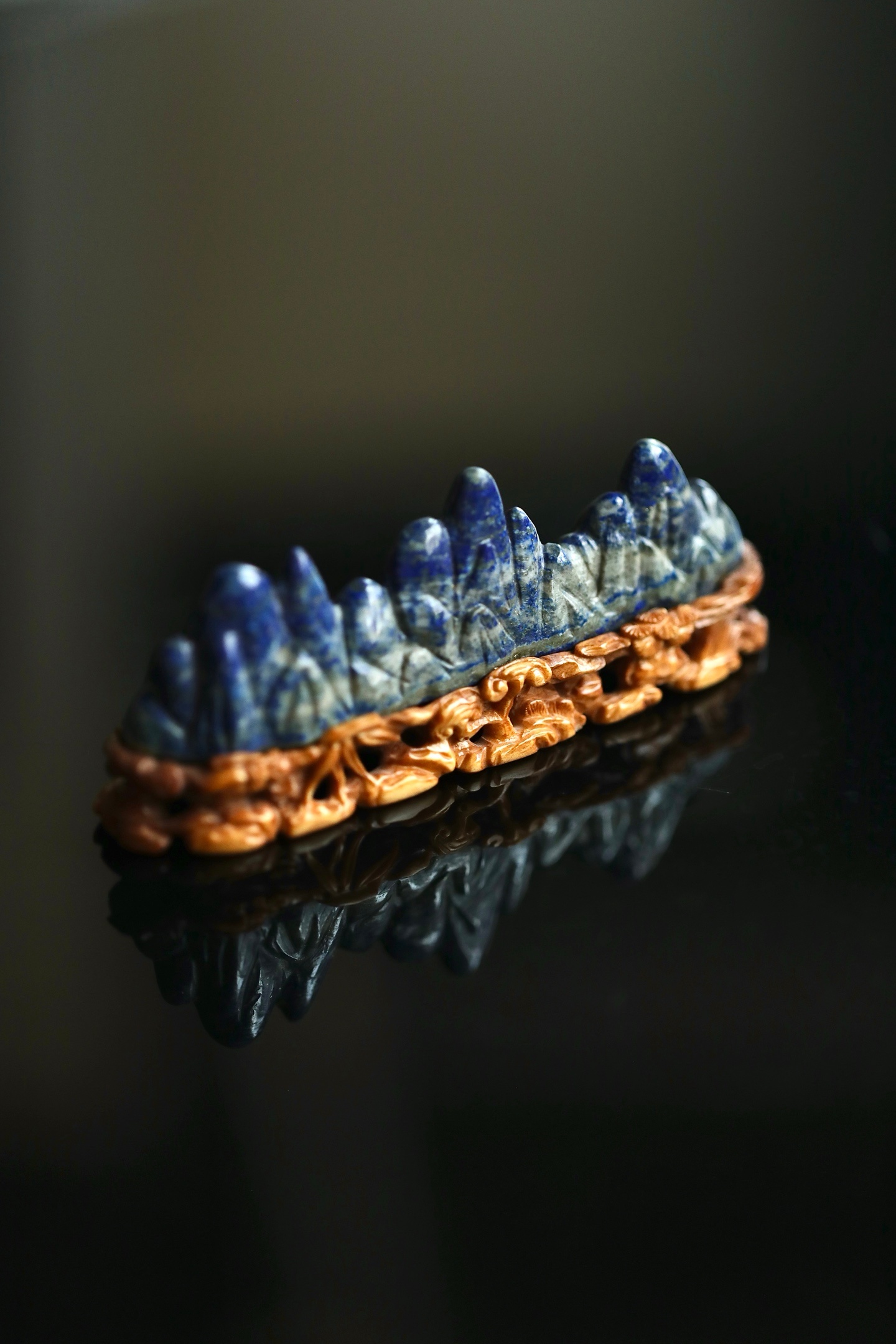 青金石 | 山子笔架随势起峰，层峦迤逦，山势疏密得宜。石体浓蓝蕴金，色泽沉雅温润
