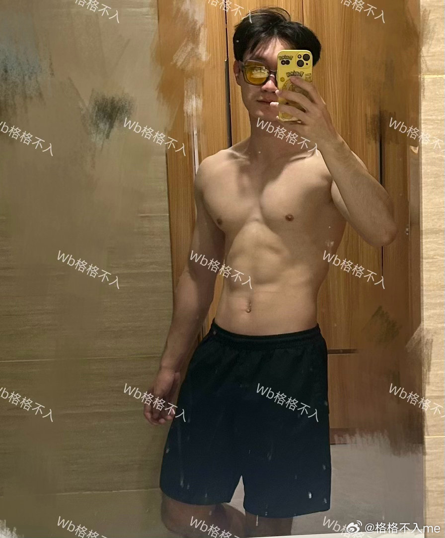 整理东西的时候，看到了墨镜🕶️，戴上感觉很不错，就对着镜子欣赏了一下。好久没去