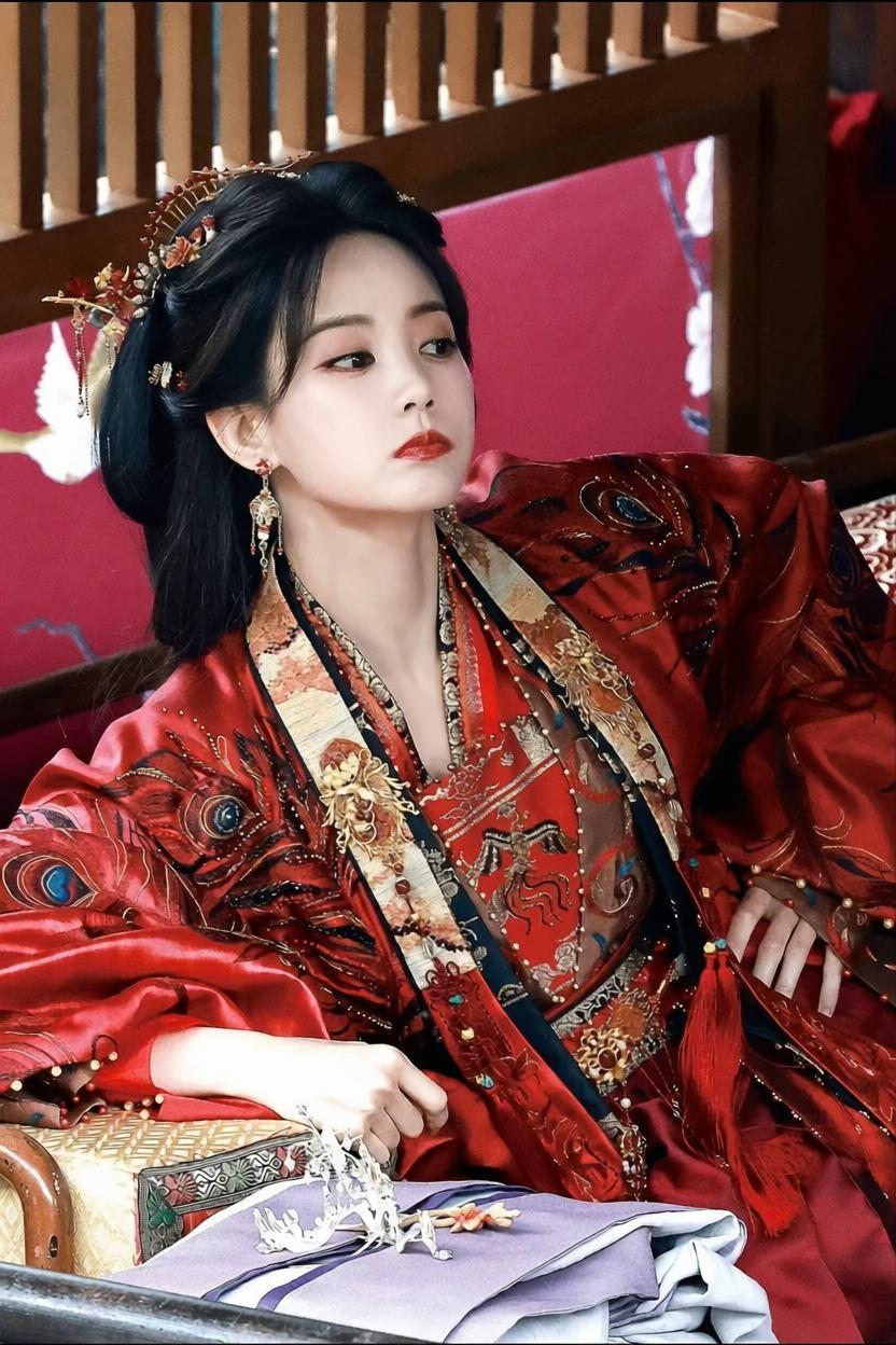 李一桐内娱赚钱内娱花李一桐给粉丝云包场我真的会被李一桐笑死，剧里精打细算到每文钱