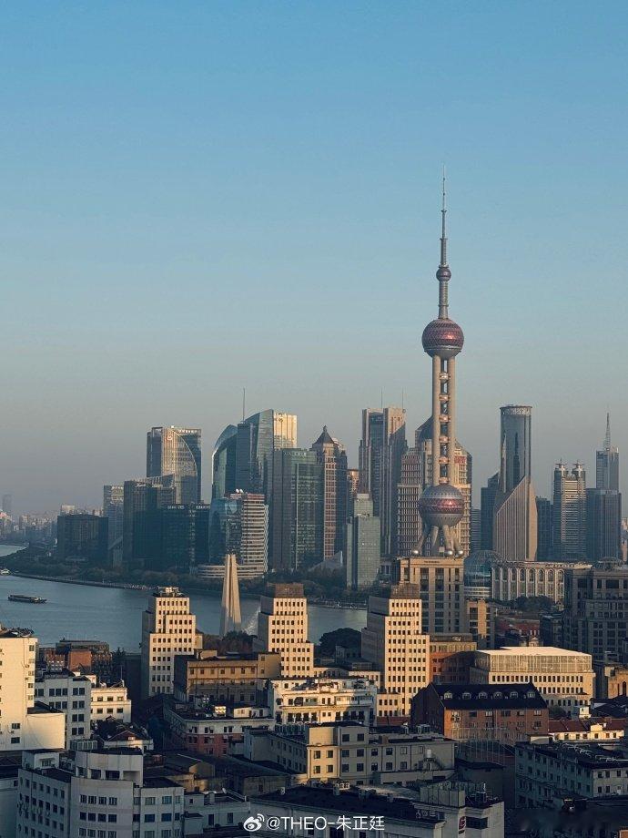 朱正廷镜头下东方明珠塔 朱正廷的视角真独特，东方明珠别样美！上海欢迎你~超级帅的