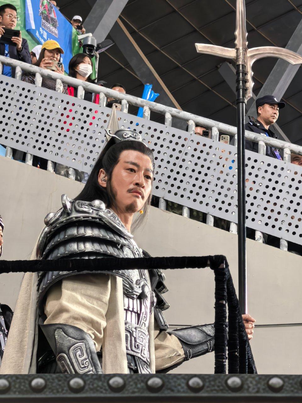 何润东因为一部《逐玉》重新火了，不仅被宿迁请去亮相苏超，还多了好几个商务。

这