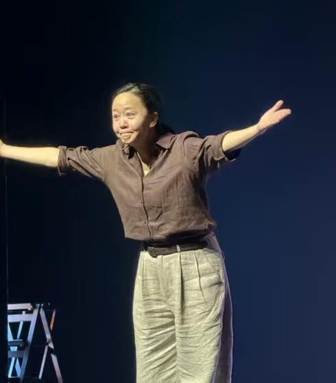 演员王一楠陪着女儿读书，自己也趁这个机会考上了博士，母女俩都成了大学生。最好的教