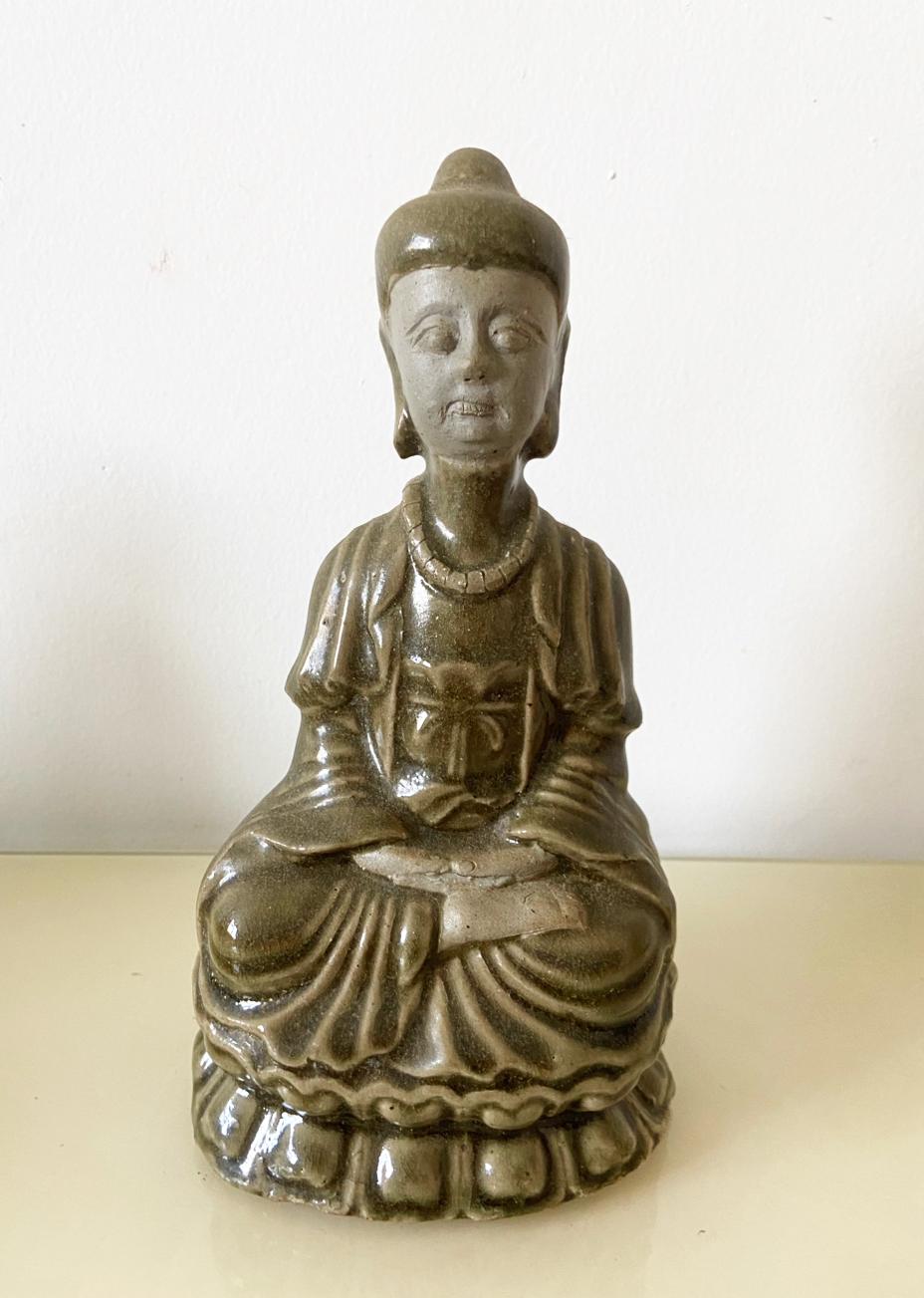 青釉坐佛：以瓷见史的宋代龙泉窑造像

一件青釉露胎坐佛造像，以其灰青釉色、内敛神