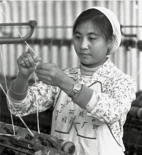 1975年吴桂贤成为副总理，毛主席特别批示在工作中实行三三制策略是否取得成效？