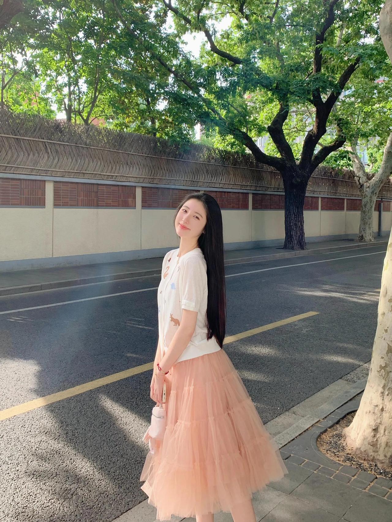 阳光洒在粉裙上，少女漫步在树荫下，享受美好时光