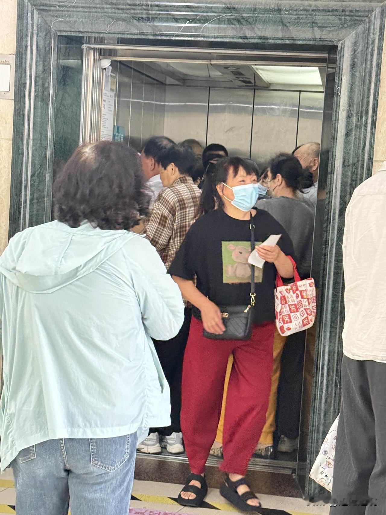 医院的电梯永远都是那么拥挤，
来来往往发着沉重的喘息声，
好像一头隐忍又不知疲倦