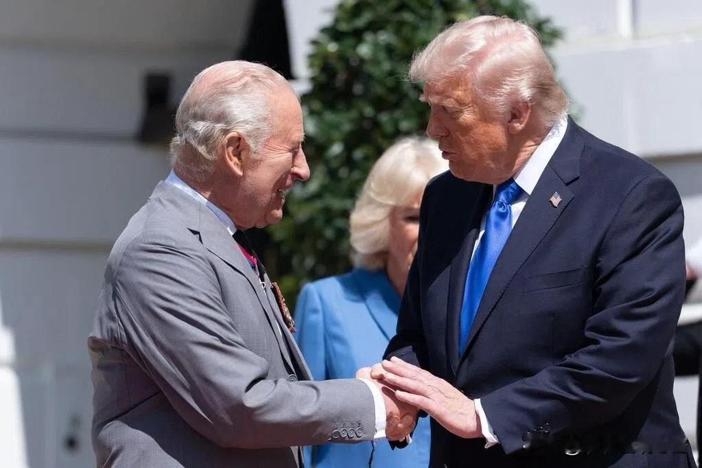 这事儿挺逗的，特朗普刚送走英国国王查尔斯三世和王后卡米拉，转头就在社交平台上官宣