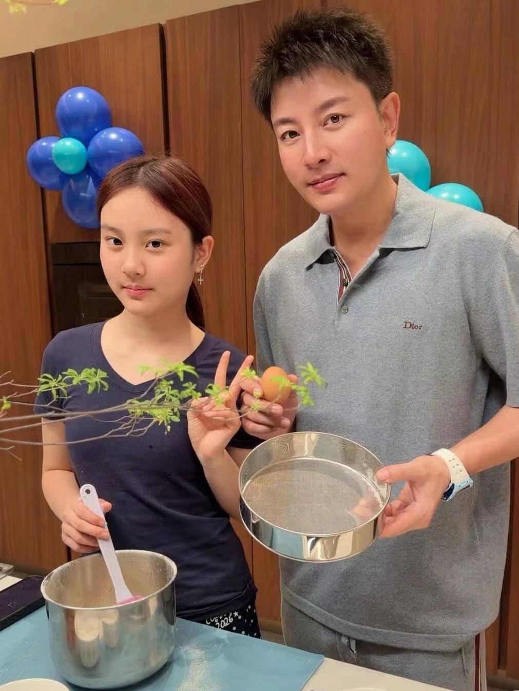 这小丫头，为什么 跟妈妈在一起像妈妈 ，跟爸爸在一起像爸爸？幸亏有照片为证，不然