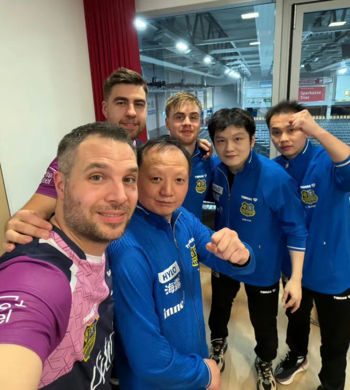 乒坛标杆樊振东 樊振东转会杜塞尔多夫有哪些深思与熟虑？德国杯夺冠后的返程巴士上，