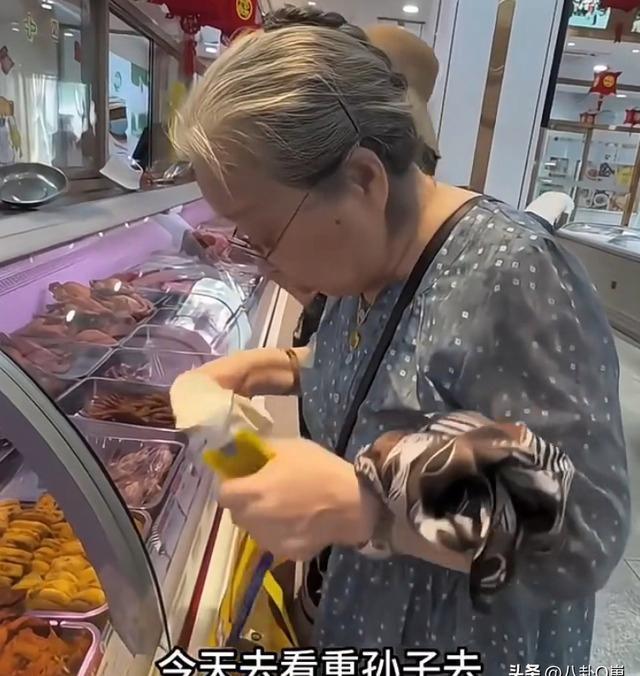 李明启老师当年演容嬷嬷太逼真，被观众骂了整整25年。如今90岁的她依旧精神矍铄，