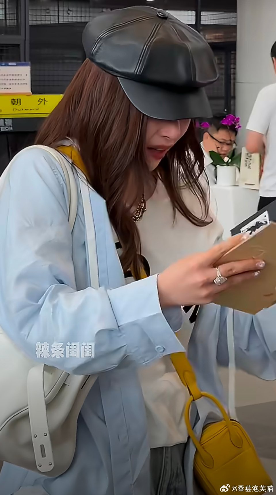 阚清子机场瞬间泪崩乘风2026成团夜止步16名，本以为遗憾已经翻篇，今天在上海机