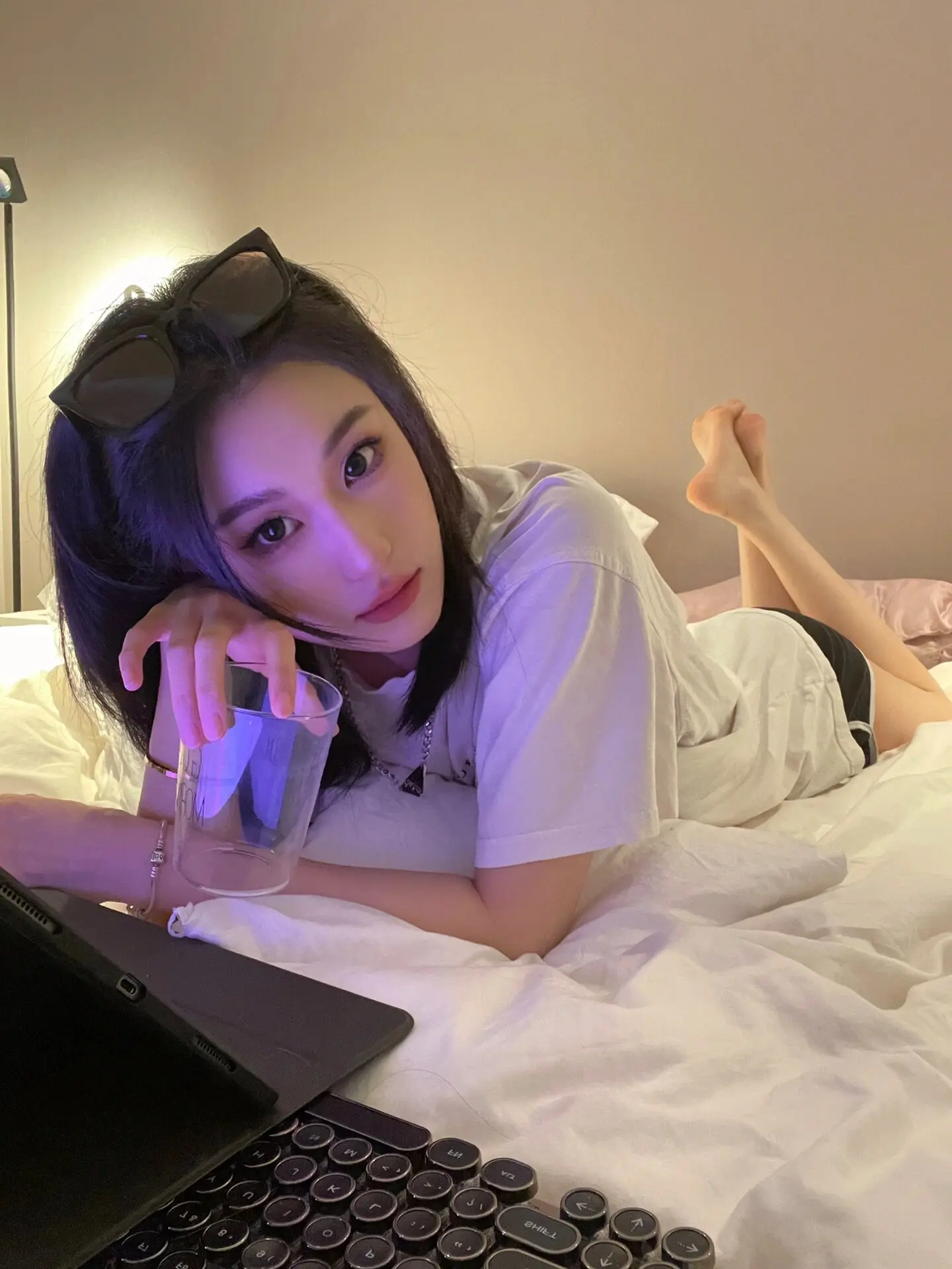 “等我把账还完了，没有压力了，找个没有人认识的地方，旅旅游，散散心，大...