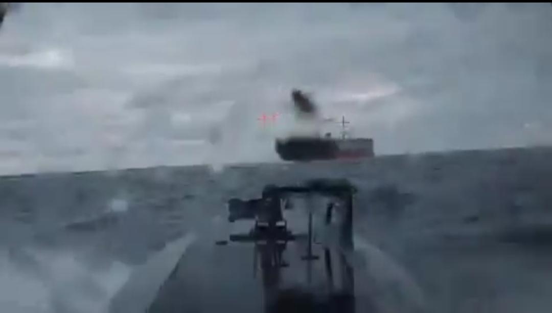 乌军又攻击了一艘在黑海为俄罗斯运油的影子油轮， 此前多艘影子油轮遭乌军攻击。