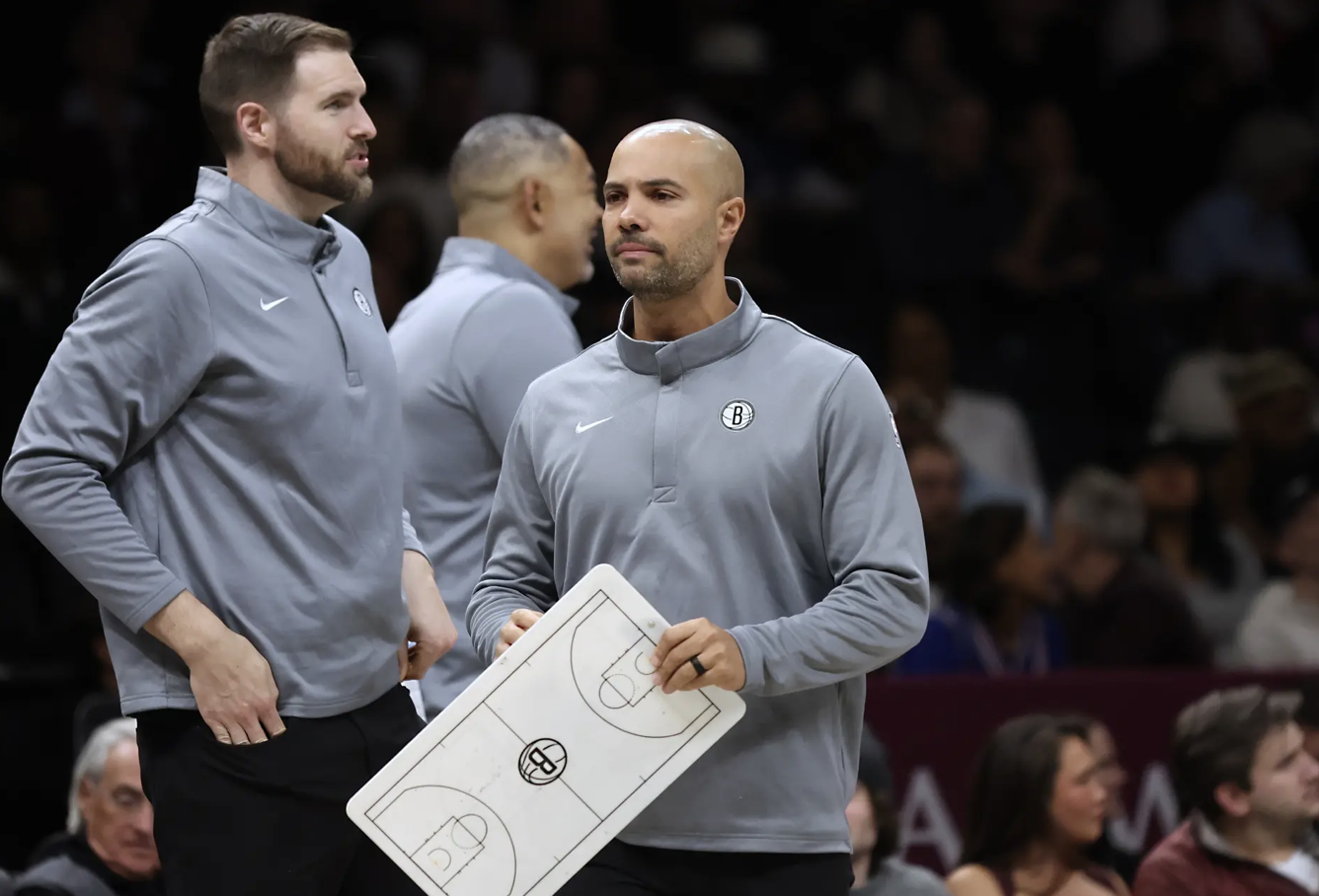 克拉克斯顿：教练不是那个上场打防守的人，责任在我们身上