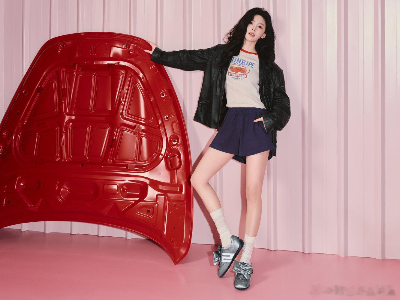 章若楠HelloKitty赛车鞋太懂反差 可爱与酷感从来不是对立面，章若楠用穿搭