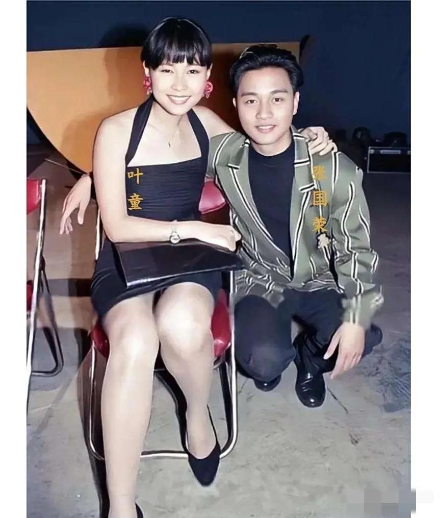 镜头中的张国荣发型一丝不苟，容颜明亮俊秀，眉毛清晰疏朗，真是凤表龙姿，神采奕奕哈