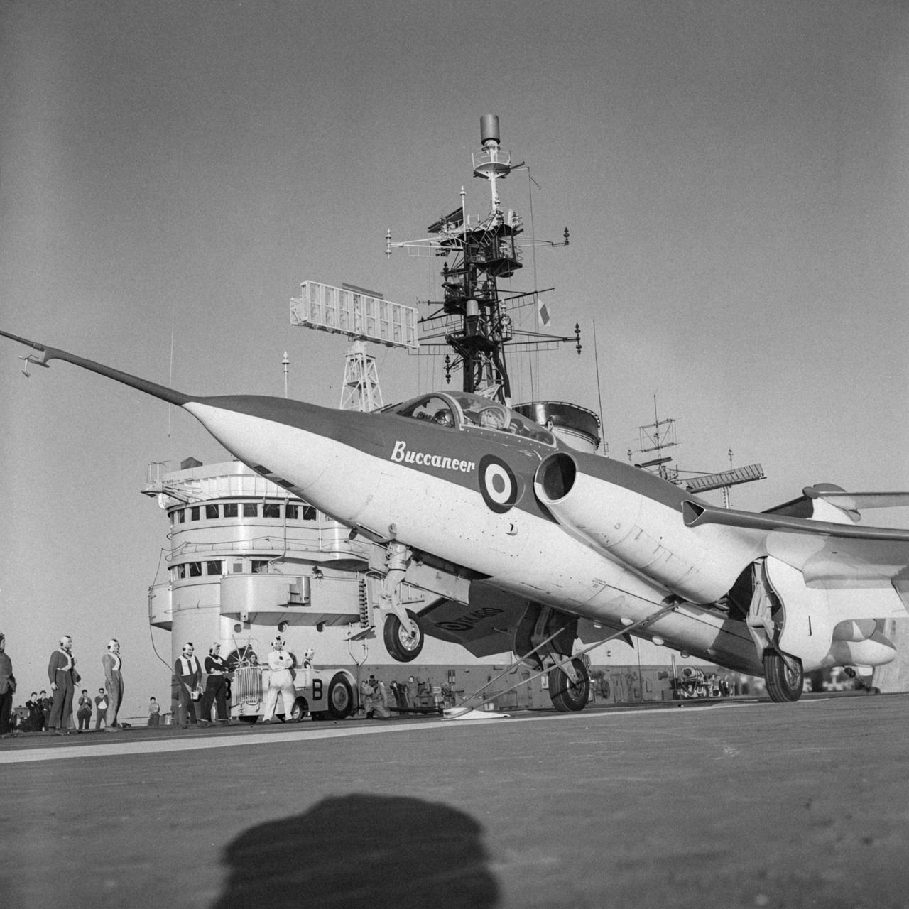 1961年2月，英国皇家海军“皇家方舟”号航母准备弹射起飞一架布莱克本“劫掠者”