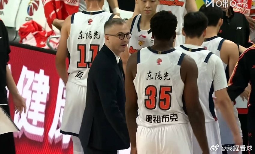 广东队已落后15分咱们外线进攻其实回暖了但防守漏洞太大几乎无解人家周琦甚至没上场