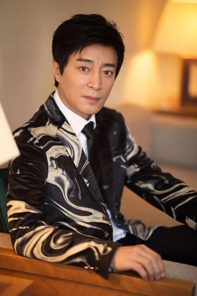 演员，何中华说，我是单亲家庭，我妈妈很年轻就带着我一个人过，她很好强，她对我是恨