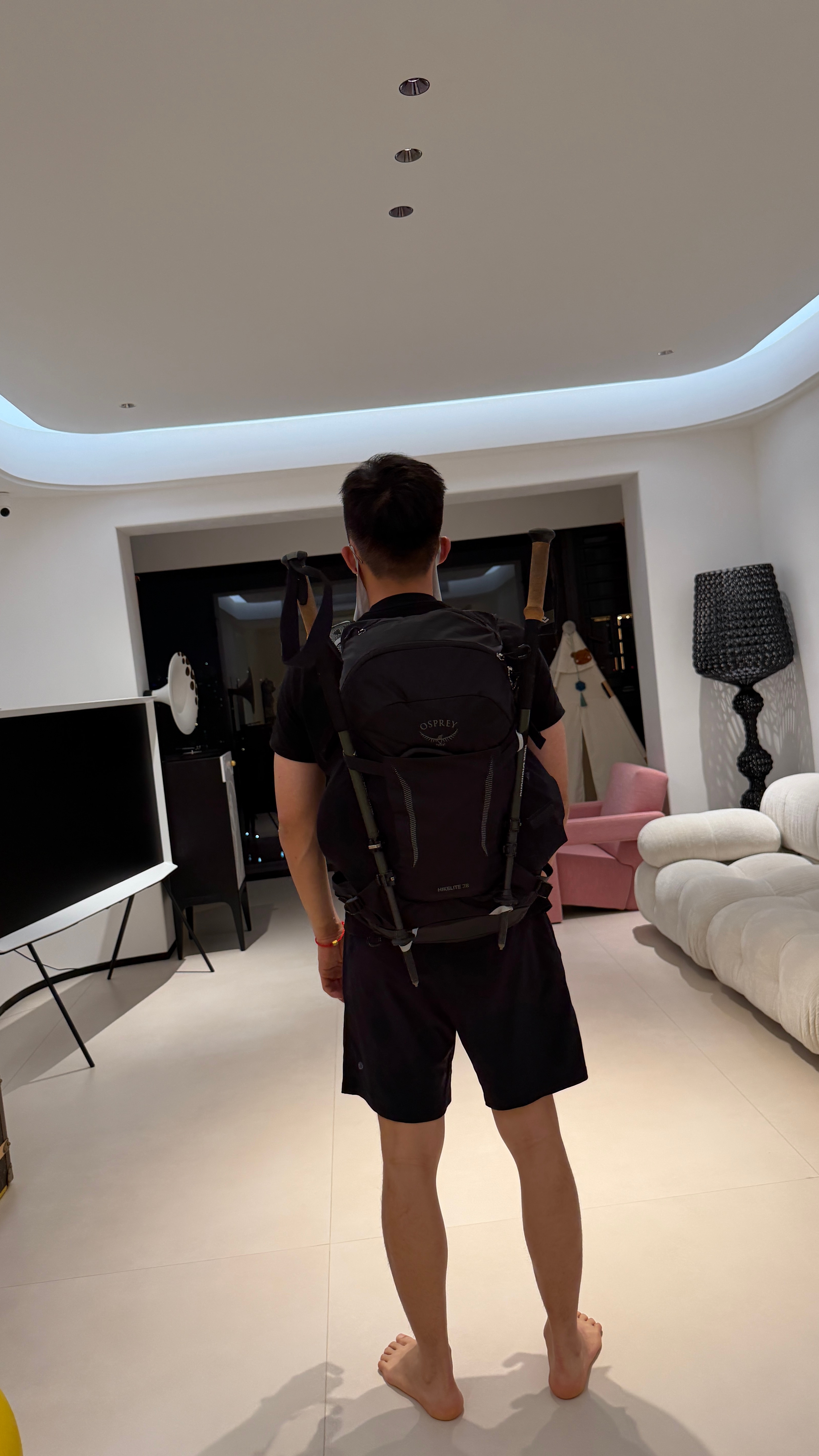 这个人明天一大早要出发冈仁波齐了。这就是他明天征程的全部装备，48小时转山外加两