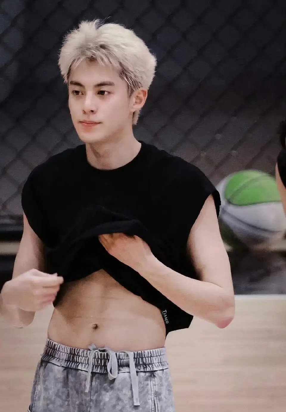 王鹤棣黄毛的时候太像敖瑞鹏了 ​​​