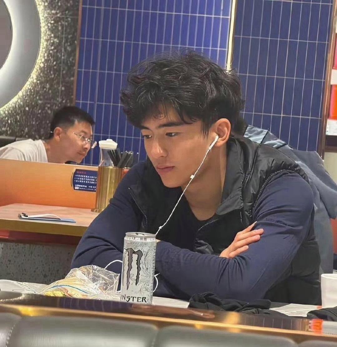 谢霆锋儿子换个发型就是谢霆锋本人啊，感觉好像啊 ！好家伙。 