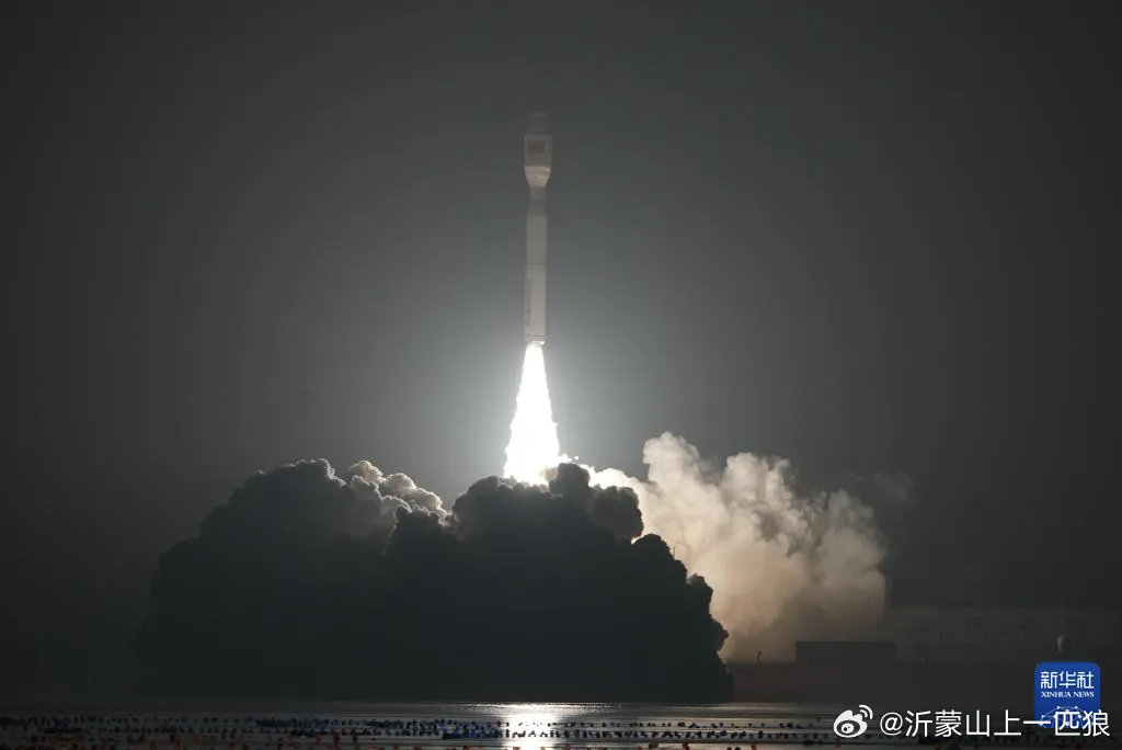 【海上一箭10星】我国微厘空间02组卫星发射成功。(来源 : 新华社) 
