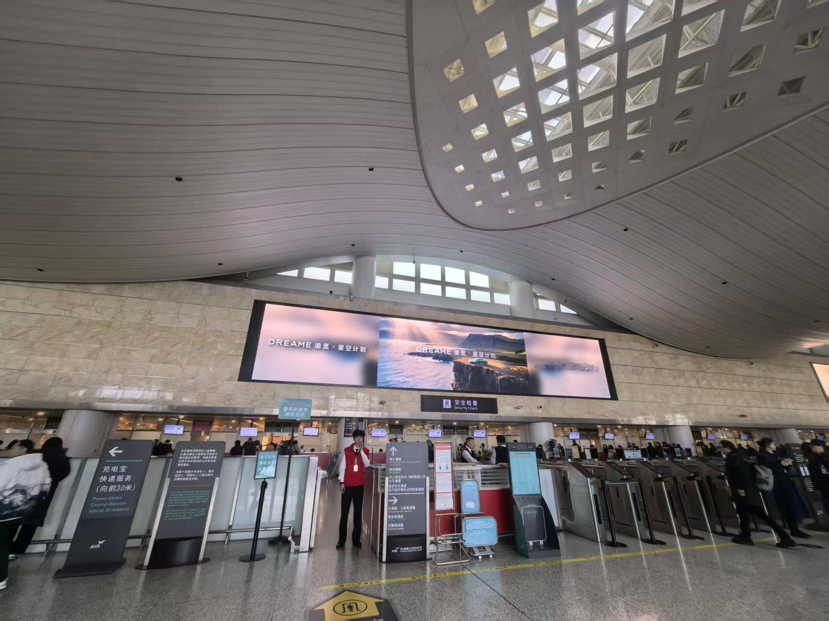 毫不夸张，追觅这次直接把机场广告位“包场”了，回家在机场看到从出发大厅到候机长廊