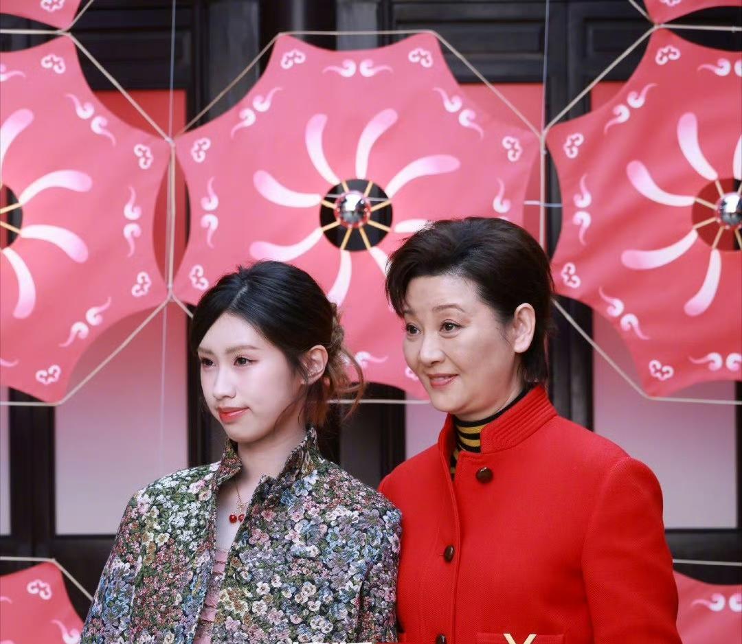 徐帆今天带着养女徐朵出席时尚活动，前两天冯小刚还带着她去参加慈善活动，夫妻两人最