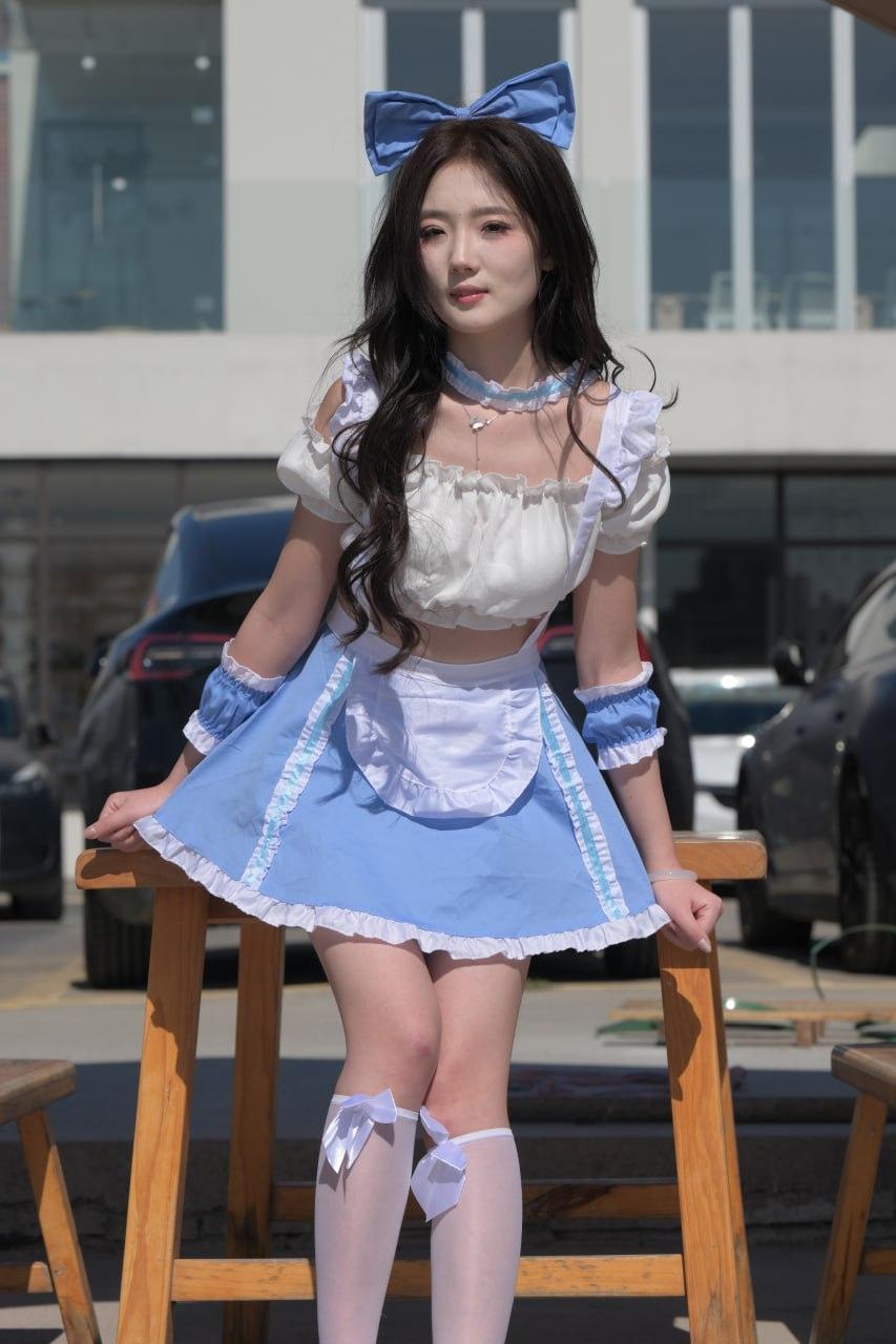 蓝白拼接的女仆风穿搭在街拍里格外吸睛：浅蓝裙摆缀着白色荷叶边，蓬松袖套裹着纤细手