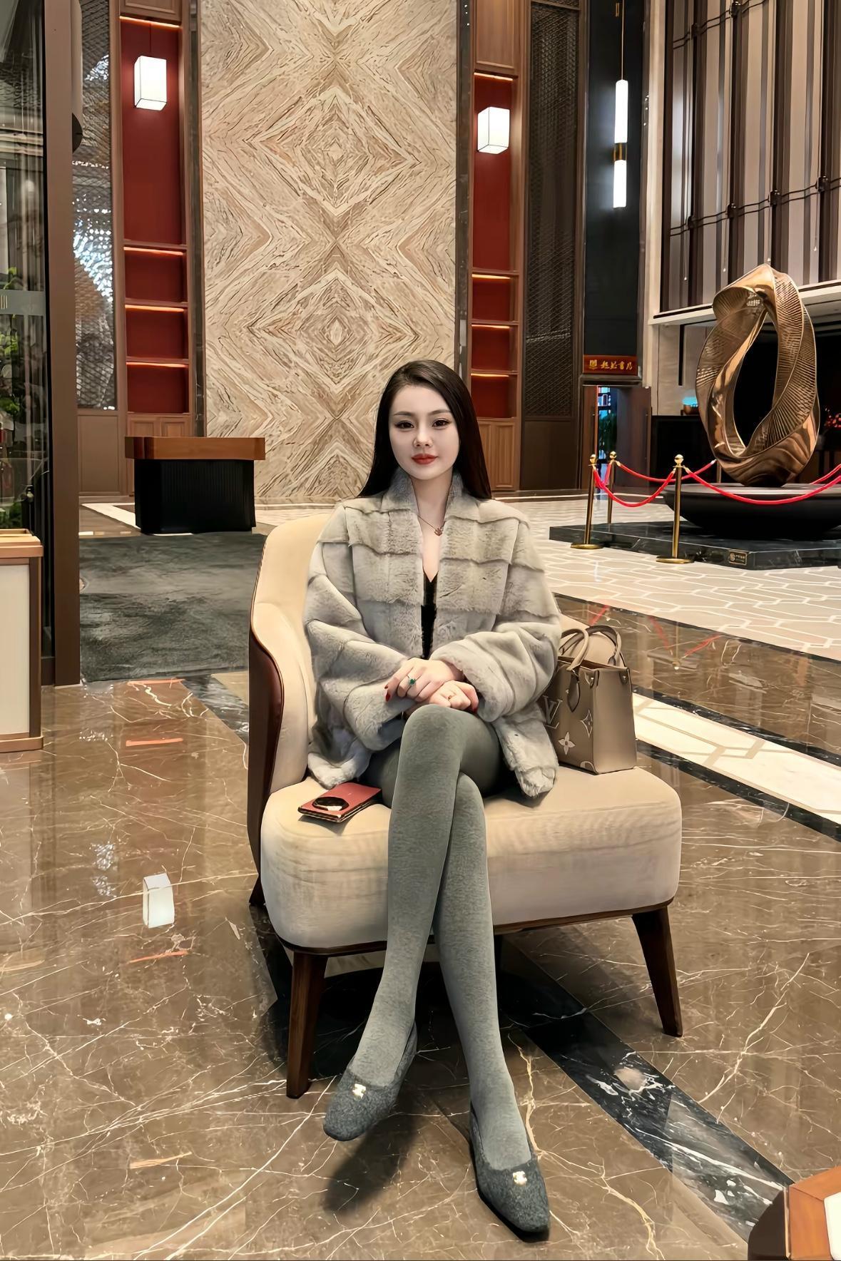 冬日暖阳下，时尚少女在咖啡馆享受悠闲时光。