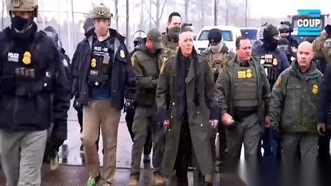 刷到一张图，给我看沉默了。
一帮大哥，从头到脚一身“硬核装备”，杵在街上。那眼神