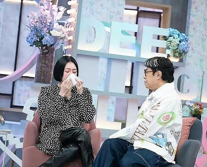 那天她喝酒，陪着她妈。她说起姐姐，说去日本错。大家看她哭，觉得有点怪。以前姐姐病