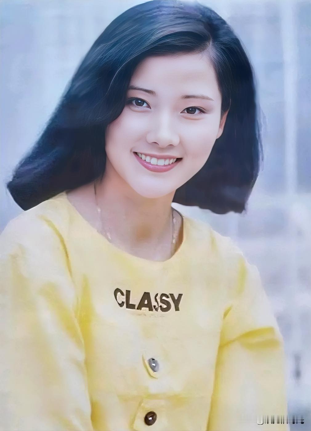 这几天菜叶子很有流量，我不为所动，依然坚持在自己的赛道上晒美女。

照片里是年轻