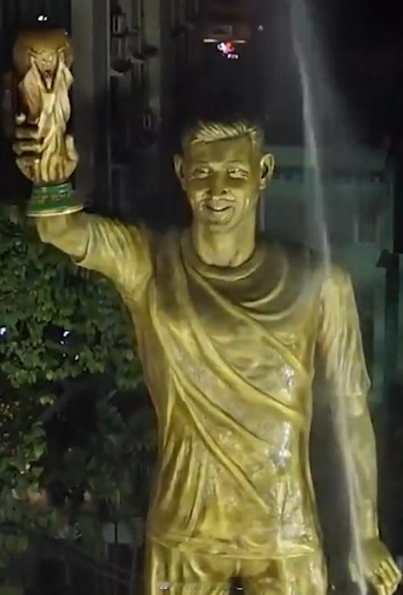 足坛“奇葩”雕像： 