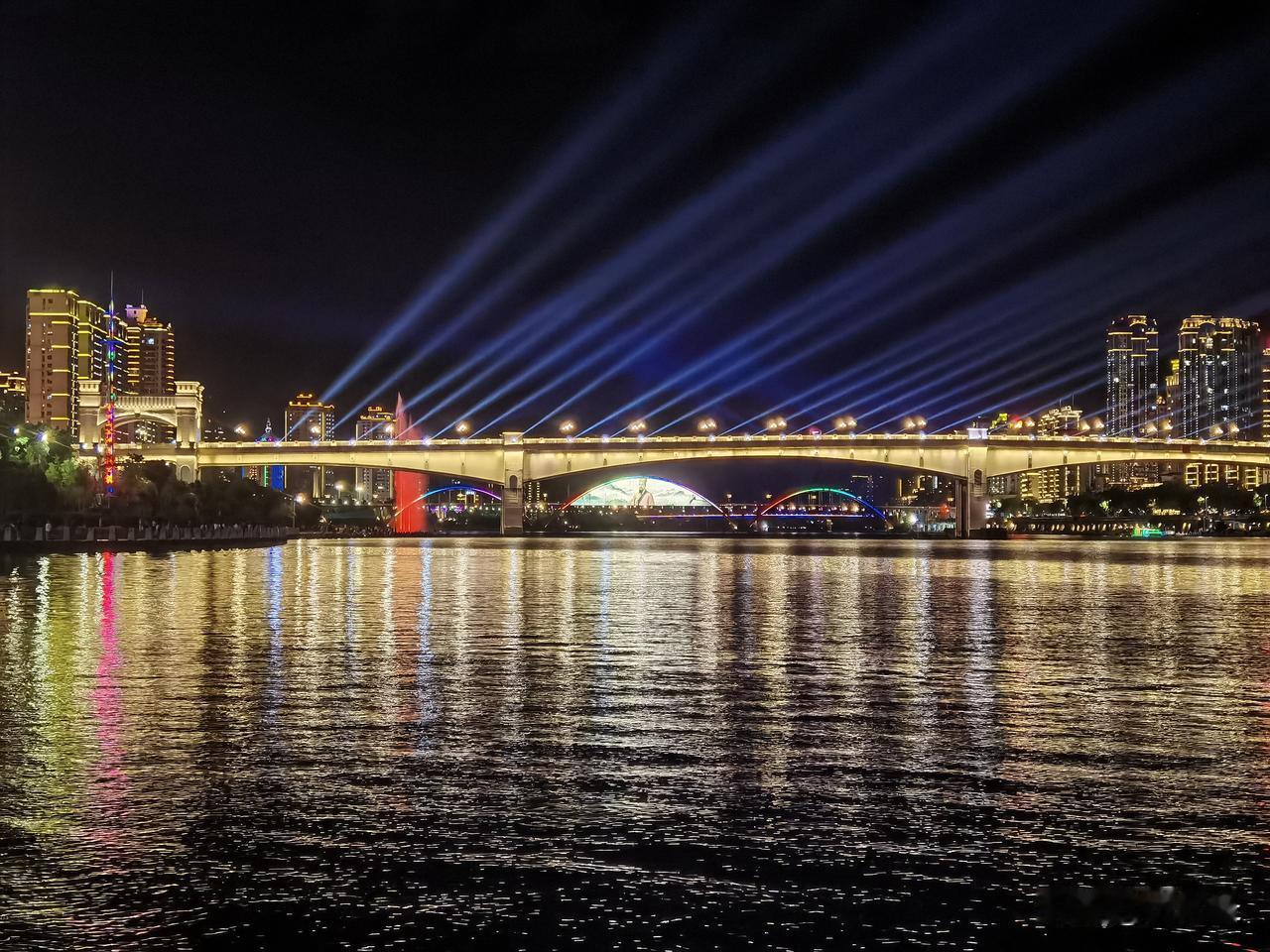 夜游鹤城欧江，那景色简直绝了！随手一拍，张张都是大片。
江两岸的灯光倒映在水面上