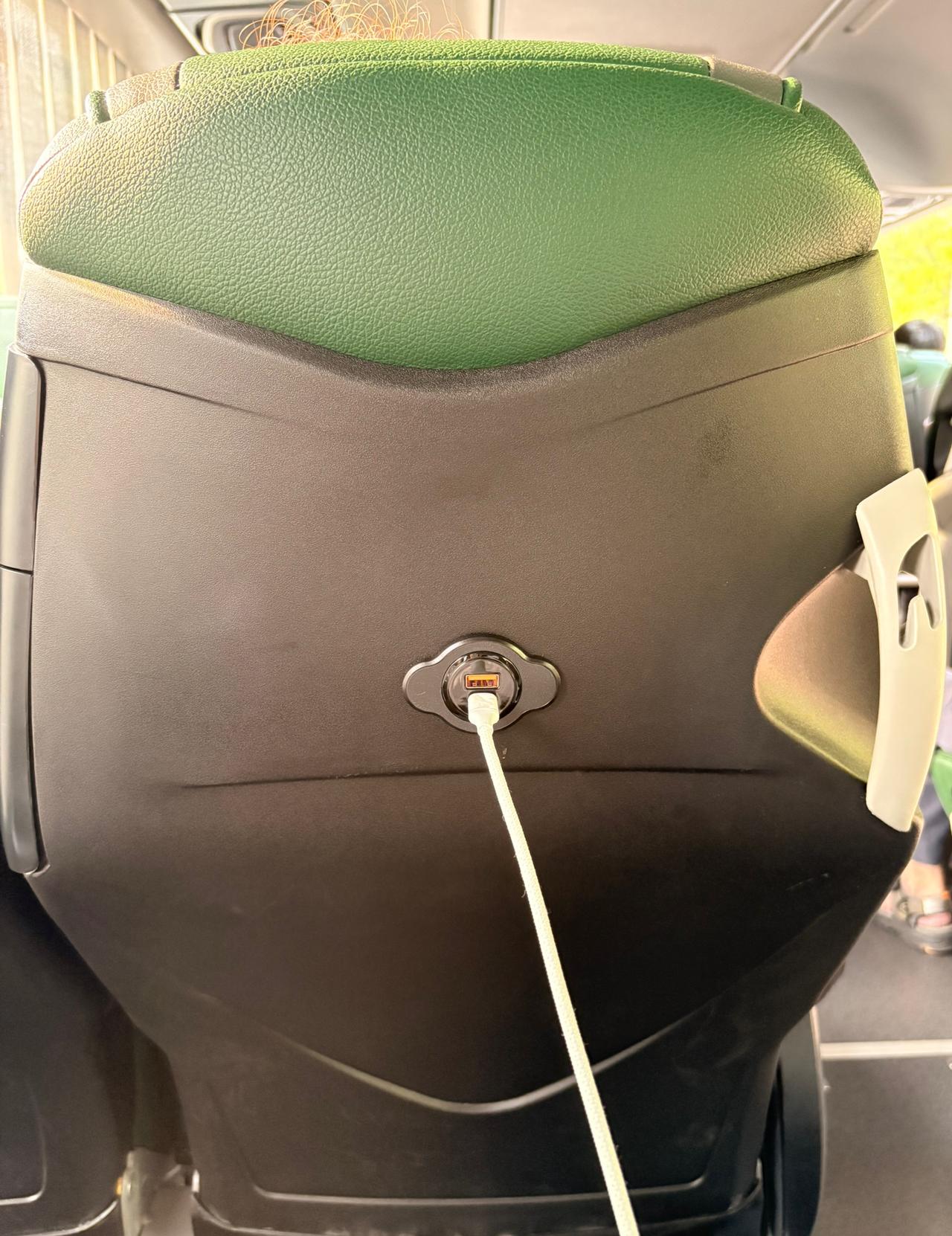 现在出门也真是方便，
大巴上面，每个座位都有手机充电装置。
比高铁还方便。

现