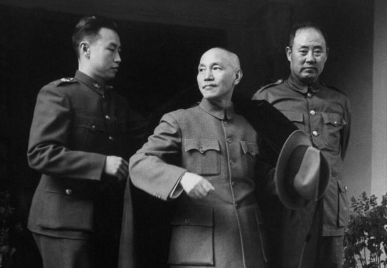 蒋介石丢掉大陆，他不恨毛主席，最恨一个美国人和一个中国人。老蒋败退台湾或许与一个