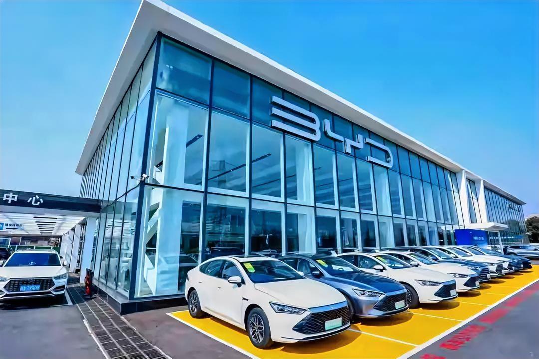 比亚迪不再忍！2026三大杀招出鞘，对手彻底慌了
 
2025年的比亚迪，顶着全