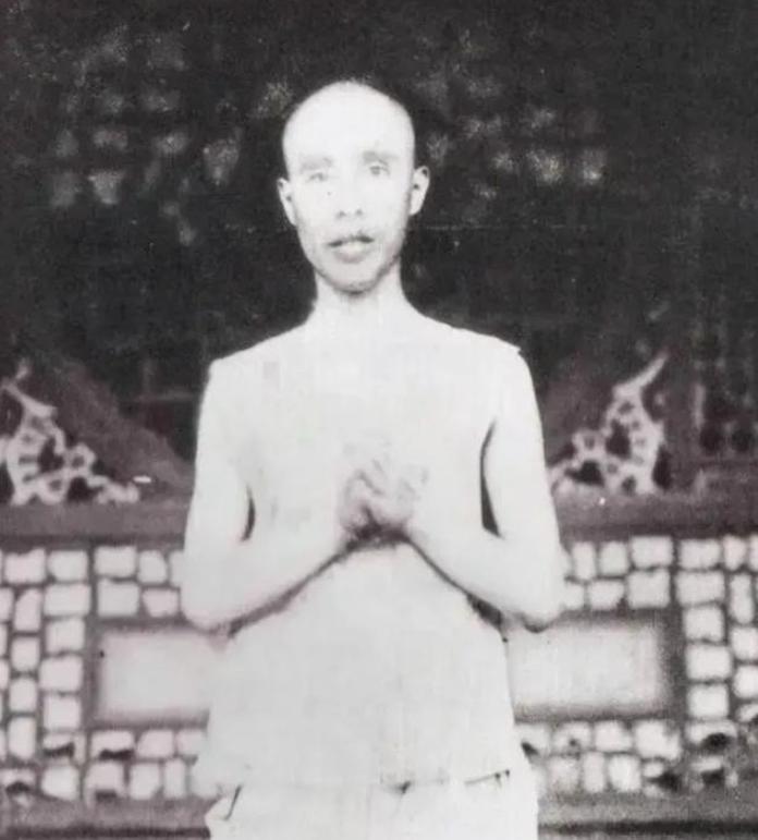 1907年，安庆刑场上，徐锡麟被按跪在地，刀锋已抵脖颈，徐锡麟看着自己的遗像死活