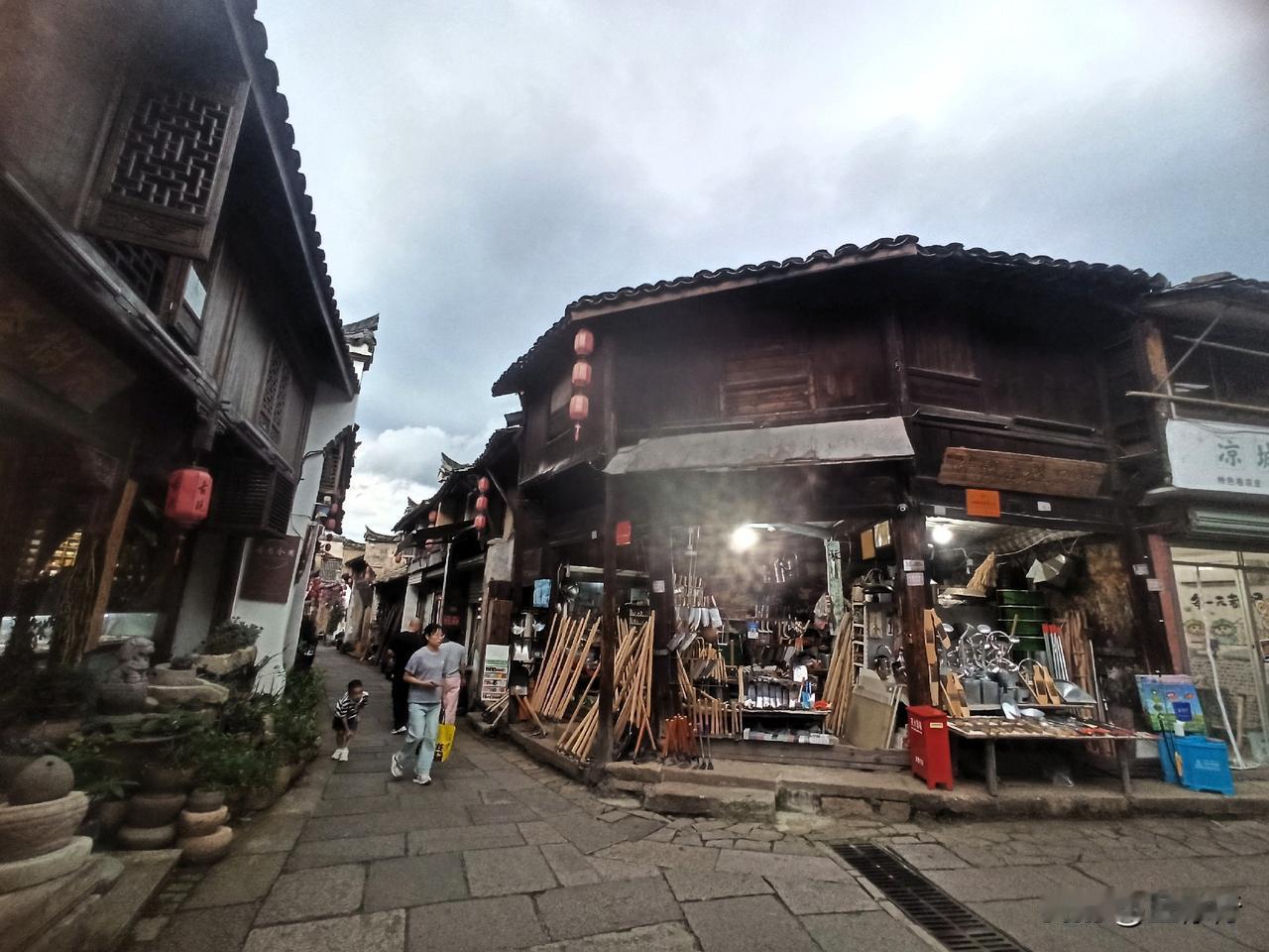丽水松阳老街是浙江最长古街，被誉为“活着的清明上河图”。‌‌‌‌古街‌始于唐宋，
