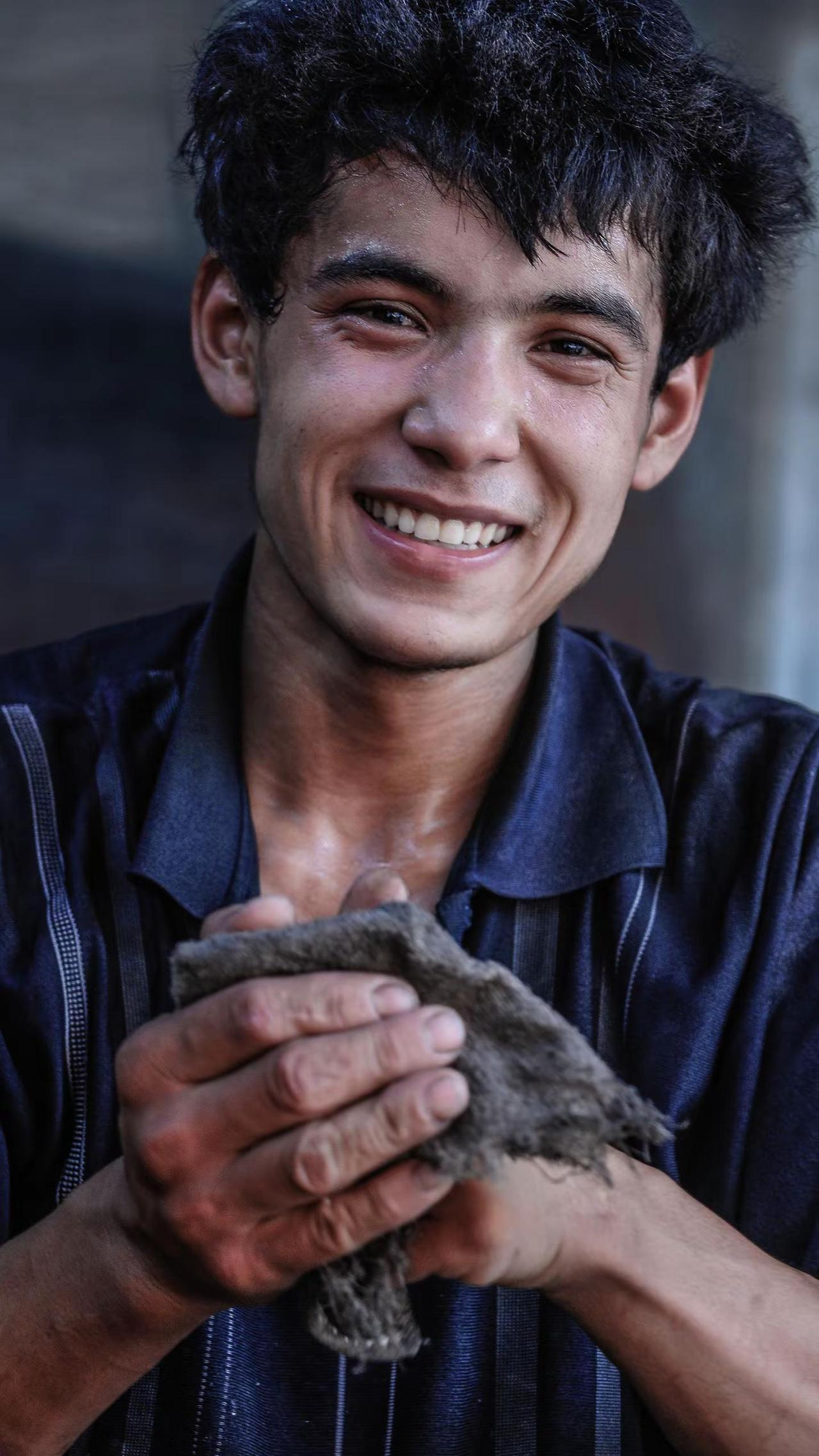 心若向阳，何惧忧伤？。一组十多年前的人的像，纪念那些扛着相机溜达在喧什古城中的美