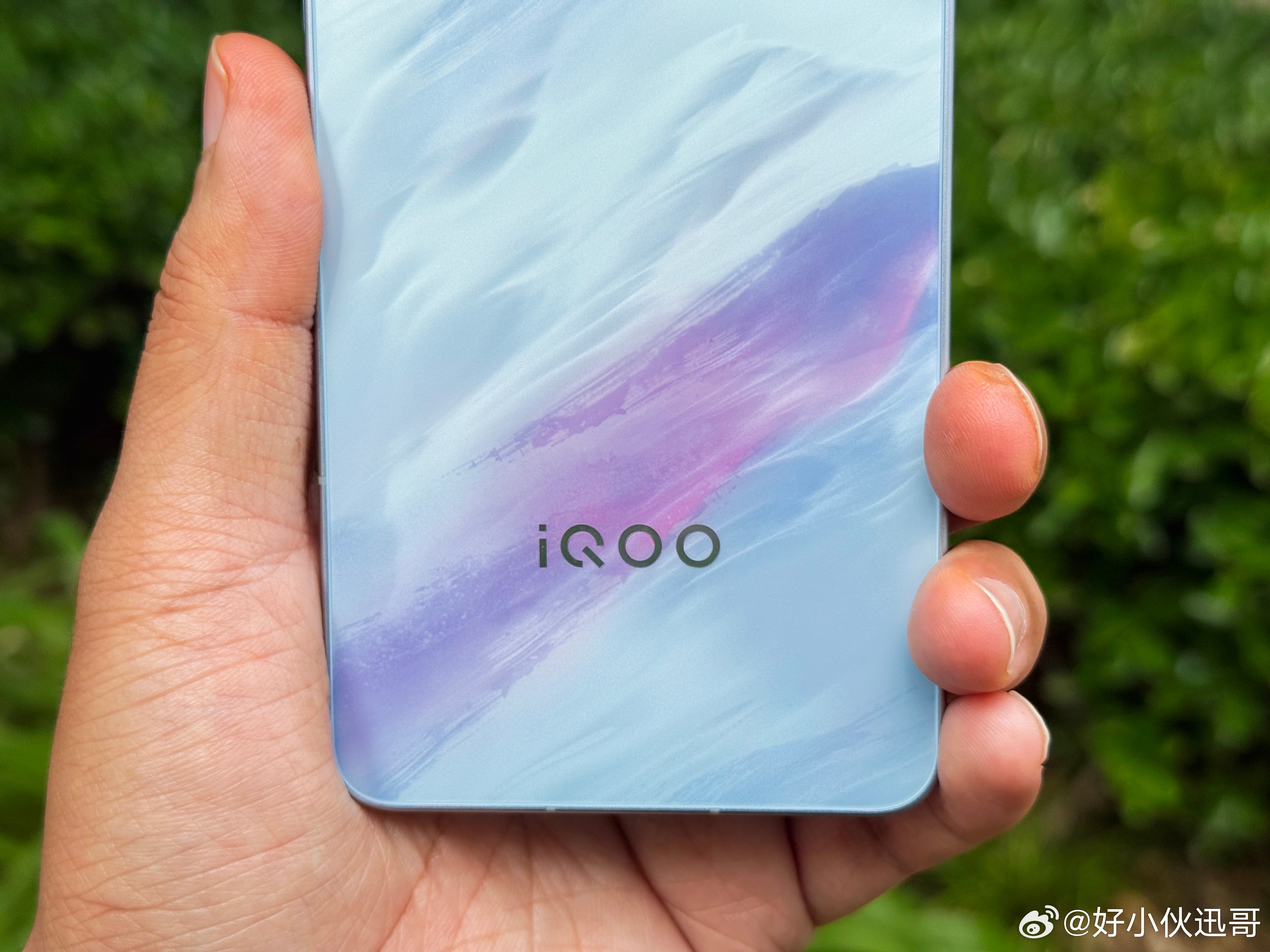iQOO 15T的磐石玻璃机身非常结实，从防摔程度其实可以判断手机的质量！。我不