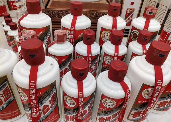 以前囤积茅台的人非常赚钱，从过去几十年茅台价格的走势来看，其年化收益率至少可以达