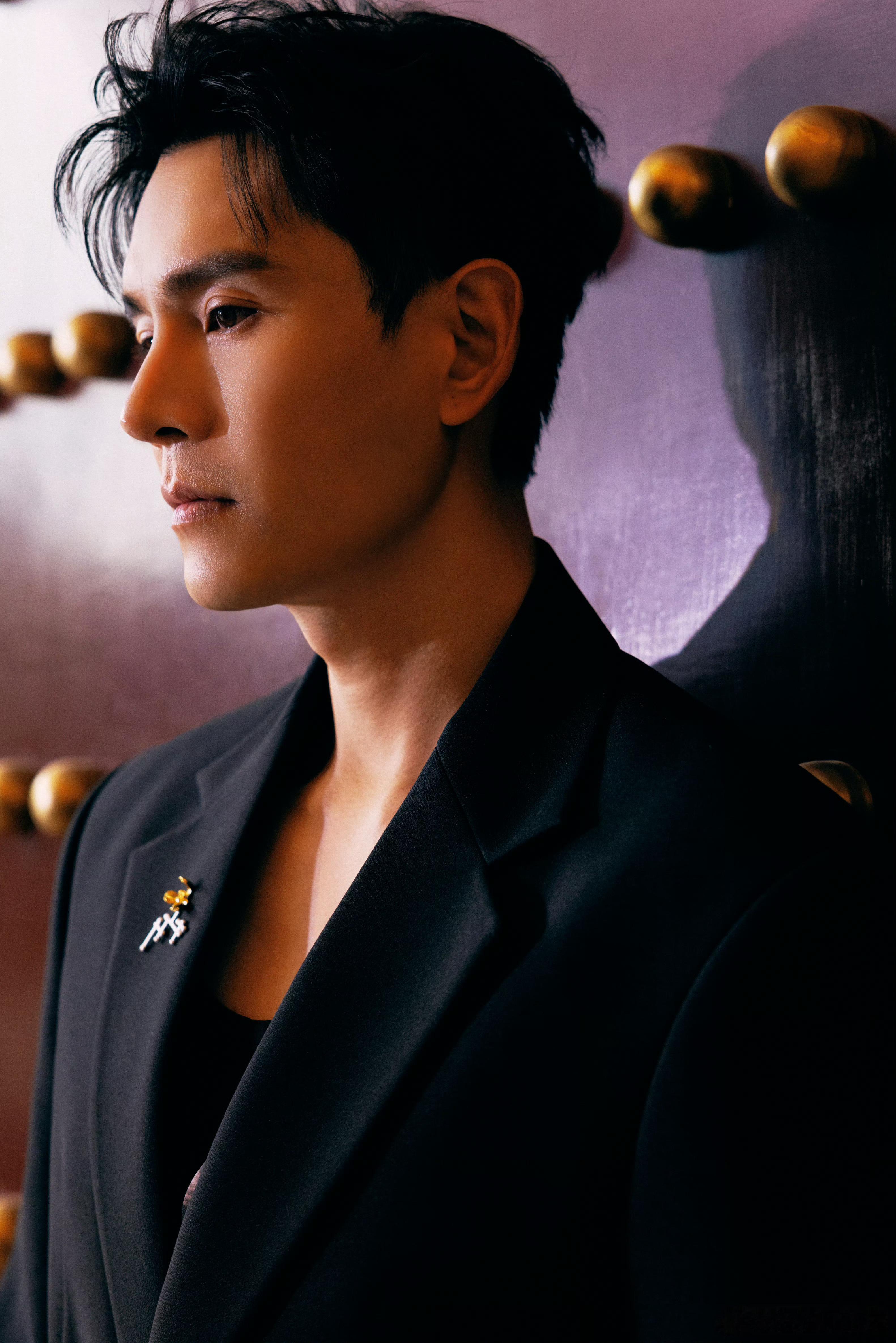 经超制服造型 完全看不出是40岁的状态！ 